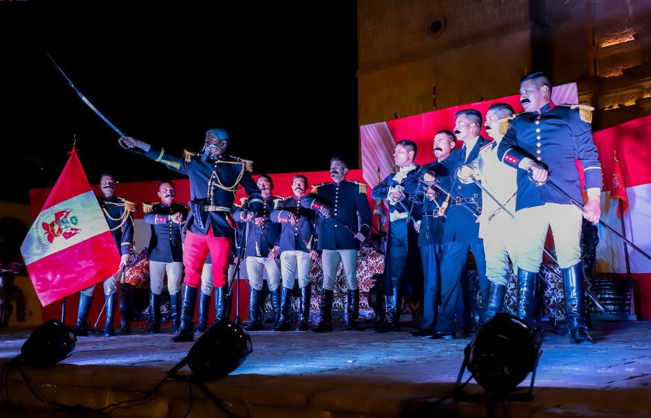 Escenificación histórica y musical en vísperas del Día de la Bandera en Puno
