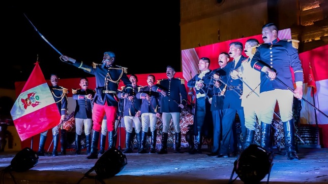 Escenificación histórica y musical en vísperas del Día de la Bandera en Puno