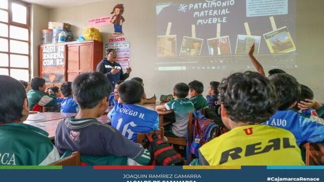 📌Con el objetivo de sensibilizar a los estudiantes sobre la importancia del cuidado del Centro Histórico de Cajamarca, la Municipalidad Provincial ha iniciado una serie de charlas en diversas instituciones educativas.
✍En estas charlas, se abordan temas de patrimonio cultural, arquitectónico e histórico, con la finalidad de fortalecer la identidad de las futuras generaciones, teniendo como protagonistas a los estudiantes del colegio Juan Clemente Vergel EX91.
🏛️A través de esta iniciativa, buscamos que los jóvenes cajamarquinos se conviertan en guardianes de nuestra riqueza cultural, apreciando y protegiendo nuestro legado histórico. 