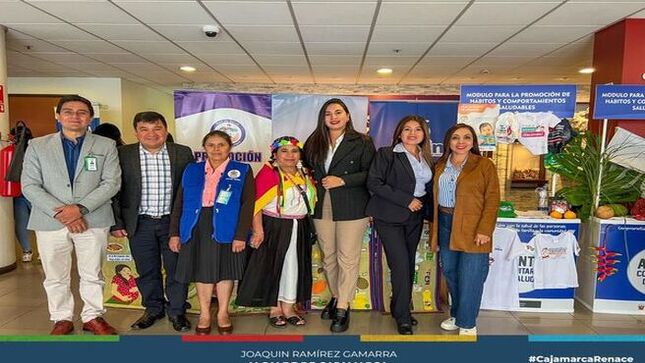 📌La Municipalidad Provincial de Cajamarca, recibió un importante reconocimiento de parte del Ministerio de Salud por su contribuciónen la promoción de comportamientos y hábitos saludables en la familia y el desarrollo de la comunidad, en concordancia a las líneas de acción establecidas y el marco de la Ley N°30825, Ley que fortalece la labor del Agente Comunitario de Salud y su moficiatoria Ley N°32030
🤝El agente comunitario es una persona voluntaria elegida o reconocida por su comunidad que promueve las prácticas saludables en las familias y el desarrollo de su comunidad, trabajando en coordinación con el personal de salud y con otros actores sociales.
👥Este evento contó con la participación  de la agente comunitaria de salud, Selqui Terrones Mondragon de la provincia de Cajamarca, Jelem Becerra Palacios, representante de la Municipalidad Provincial de Cajamarca, y Rafael Carrera Taica, representante de la Dirección Regional de Salud (Diresa) Cajamarca