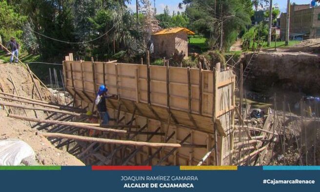 📌La Municipalidad Provincial de Cajamarca informa a la ciudadanía sobre el estado actual del proyecto del Puente Bella Unión. Los trabajos han sido verificados y se encuentran a un 20% de avance. En esta etapa, se está realizando el encofrado de estribos con un reforzamiento necesario para el vaciado de concreto.
🤝Este importante proyecto beneficiará a más de 400 familias del caserío Bella Unión, así como a las comunidades de Tartar, Otuzco, Los Baños del Inca y a toda la ciudad de Cajamarca. El Puente Bella Unión contribuirá significativamente a descongestionar el tráfico existente, proporcionando una vía alternativa que facilitará el acceso y reducirá los tiempos de desplazamiento hacia diferentes destinos de la ciudad.
