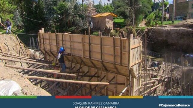 📌La Municipalidad Provincial de Cajamarca informa a la ciudadanía sobre el estado actual del proyecto del Puente Bella Unión. Los trabajos han sido verificados y se encuentran a un 20% de avance. En esta etapa, se está realizando el encofrado de estribos con un reforzamiento necesario para el vaciado de concreto.
🤝Este importante proyecto beneficiará a más de 400 familias del caserío Bella Unión, así como a las comunidades de Tartar, Otuzco, Los Baños del Inca y a toda la ciudad de Cajamarca. El Puente Bella Unión contribuirá significativamente a descongestionar el tráfico existente, proporcionando una vía alternativa que facilitará el acceso y reducirá los tiempos de desplazamiento hacia diferentes destinos de la ciudad.