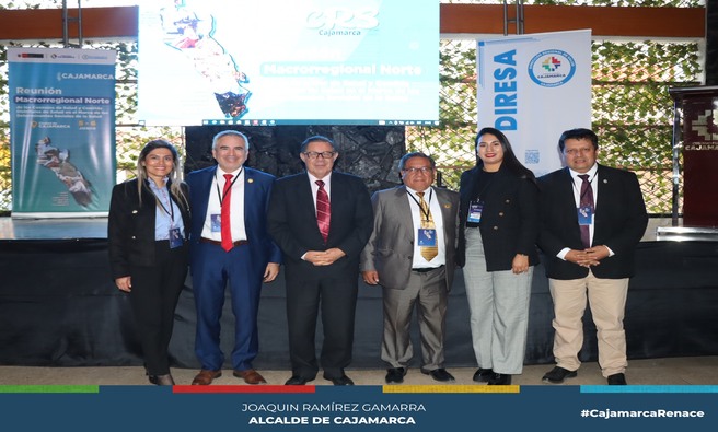 📌La Municipalidad Provincial de Cajamarca, a través de la subgerencia de salud, tuvo una destacada participación en la Reunión Macrorregional Norte de los Consejos de Salud y Comités Distritales de Salud. Este importante evento se realizó en nuestra ciudad y contó con la presencia de delegaciones provenientes de las regiones de Áncash, La Libertad, Lambayeque, Piura, Tumbes y Cajamarca, así como de altos funcionarios y autoridades del Ministerio de Salud (Minsa).
✅El objetivo principal del encuentro fue contribuir al fortalecimiento de la salud en todo el país mediante la implementación de las Redes Integrales de Salud. Además, se buscó fortalecer las instancias de coordinación interinstitucional entre todos los actores del Sistema Nacional de Salud en la Macrorregión Norte, abarcando todos los niveles de gobierno. Este esfuerzo conjunto permitirá mejorar la calidad de vida de toda la ciudadanía.
🗣Durante la reunión, se discutieron diversas estrategias y acciones para optimizar la prestación de servicios de salud, promoviendo una atención integral y coordinada que responda a las necesidades de la población. La Municipalidad Provincial de Cajamarca reafirma su compromiso con el bienestar y la salud de sus habitantes, colaborando activamente en la implementación de políticas y programas que contribuyan a un sistema de salud más eficiente y accesible para todos.