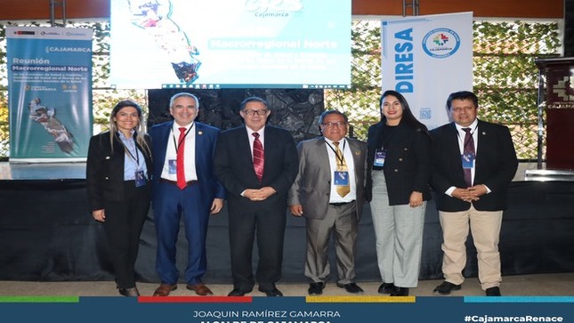 📌La Municipalidad Provincial de Cajamarca, a través de la subgerencia de salud, tuvo una destacada participación en la Reunión Macrorregional Norte de los Consejos de Salud y Comités Distritales de Salud. Este importante evento se realizó en nuestra ciudad y contó con la presencia de delegaciones provenientes de las regiones de Áncash, La Libertad, Lambayeque, Piura, Tumbes y Cajamarca, así como de altos funcionarios y autoridades del Ministerio de Salud (Minsa).
✅El objetivo principal del encuentro fue contribuir al fortalecimiento de la salud en todo el país mediante la implementación de las Redes Integrales de Salud. Además, se buscó fortalecer las instancias de coordinación interinstitucional entre todos los actores del Sistema Nacional de Salud en la Macrorregión Norte, abarcando todos los niveles de gobierno. Este esfuerzo conjunto permitirá mejorar la calidad de vida de toda la ciudadanía.
🗣Durante la reunión, se discutieron diversas estrategias y acciones para optimizar la prestación de servicios de salud, promoviendo una atención integral y coordinada que responda a las necesidades de la población. La Municipalidad Provincial de Cajamarca reafirma su compromiso con el bienestar y la salud de sus habitantes, colaborando activamente en la implementación de políticas y programas que contribuyan a un sistema de salud más eficiente y accesible para todos.