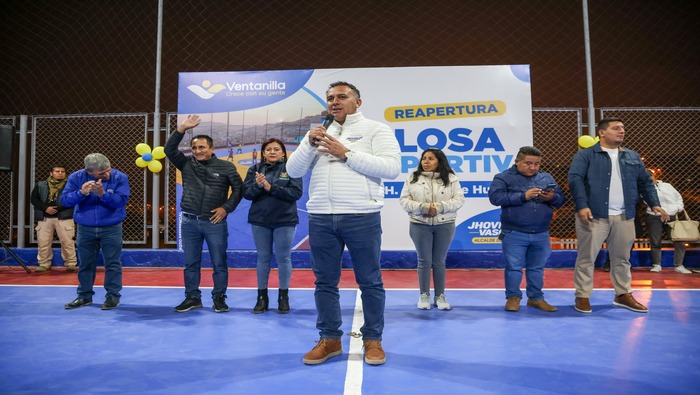 En un ambiente lleno de emoción y alegría, el alcalde 𝐉𝐡𝐨𝐯𝐢𝐧𝐬𝐨𝐧 𝐕𝐚𝐬𝐪𝐮𝐞𝐳 entregó a los vecinos del A.H. Chavín de Huántar en Pachacútec, su moderno parque recreativo y la remodelada losa deportiva. Estos espacios han sido diseñados para que las familias disfruten de momentos especiales y de sano esparcimiento. Esta ceremonia tan significativa marca un nuevo capítulo de unión y felicidad en nuestra querida comunidad de Pachacútec. ¡Un paso más hacia la convivencia y la alegría compartida entre vecinos!