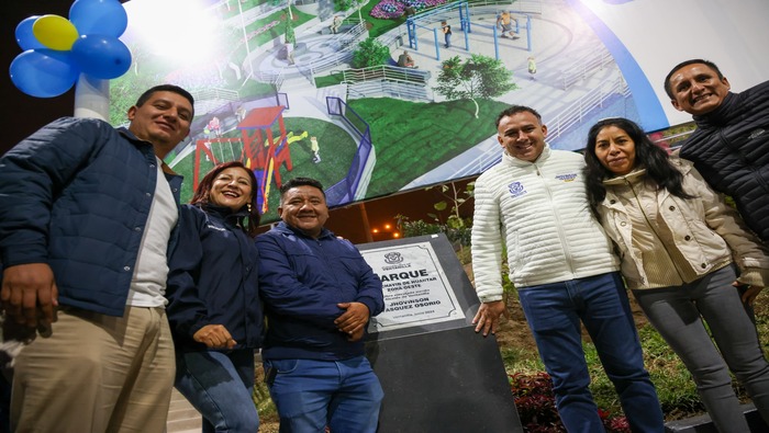 En un ambiente lleno de emoción y alegría, el alcalde 𝐉𝐡𝐨𝐯𝐢𝐧𝐬𝐨𝐧 𝐕𝐚𝐬𝐪𝐮𝐞𝐳 entregó a los vecinos del A.H. Chavín de Huántar en Pachacútec, su moderno parque recreativo y la remodelada losa deportiva. Estos espacios han sido diseñados para que las familias disfruten de momentos especiales y de sano esparcimiento. Esta ceremonia tan significativa marca un nuevo capítulo de unión y felicidad en nuestra querida comunidad de Pachacútec. ¡Un paso más hacia la convivencia y la alegría compartida entre vecinos!
