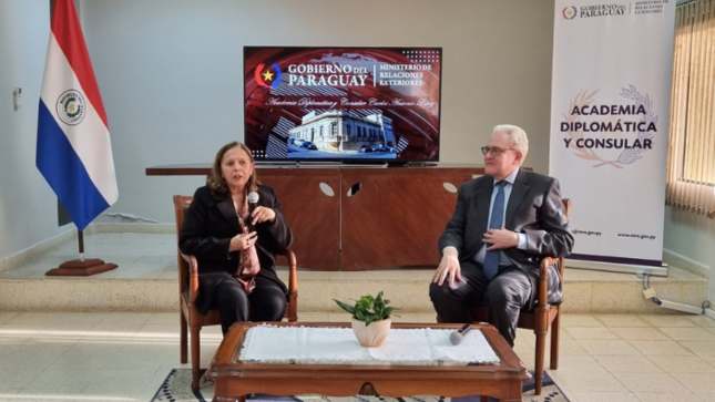 Embajadora María Masana destaca la tradición de Torre Tagle durante charla en la Academia Diplomática de Paraguay