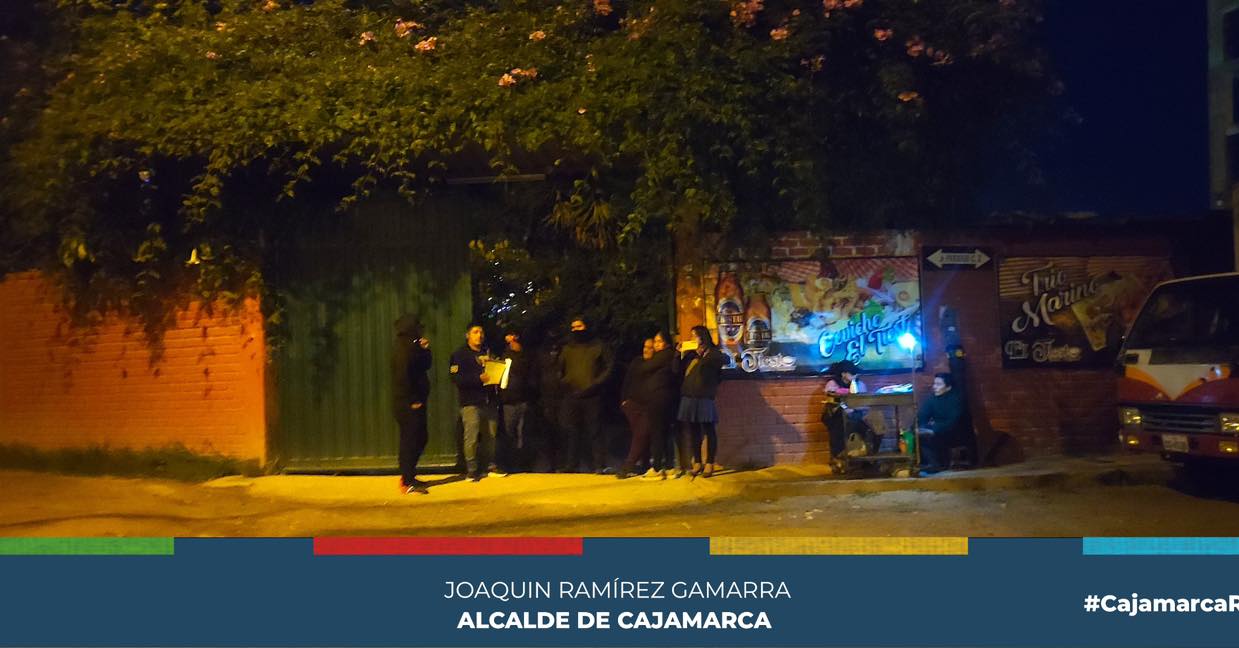 ✅En un operativo conjunto, autoridades de Defensa Civil, Fiscalización, Planificación Territorial y Serenazgo, de la Municipalidad Provincial de Cajamarca, se presentaron en el local "El Tiesto" con el objetivo de verificar el cumplimiento de la normativa vigente. La inspección reveló que el establecimiento, aunque cuenta con una licencia de funcionamiento, estaba realizando actividades diferentes a las permitidas por dicha licencia.
⚠️Durante la inspección, las autoridades comprobaron varias irregularidades en el local "El Tiesto”, a pesar de contar con una licencia de funcionamiento válida, se constató que las actividades desarrolladas no correspondían a las declaradas inicialmente en su solicitud. Este tipo de incumplimientos representa una violación directa de las normativas municipales y de seguridad, poniendo en riesgo tanto a los asistentes como al entorno.
✍️El operativo inopinado forma parte de una serie de acciones coordinadas entre las diversas áreas municipales para asegurar que los negocios locales operen dentro de los parámetros establecidos por la ley.