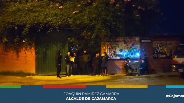 ✅En un operativo conjunto, autoridades de Defensa Civil, Fiscalización, Planificación Territorial y Serenazgo, de la Municipalidad Provincial de Cajamarca, se presentaron en el local "El Tiesto" con el objetivo de verificar el cumplimiento de la normativa vigente. La inspección reveló que el establecimiento, aunque cuenta con una licencia de funcionamiento, estaba realizando actividades diferentes a las permitidas por dicha licencia.
⚠️Durante la inspección, las autoridades comprobaron varias irregularidades en el local "El Tiesto”, a pesar de contar con una licencia de funcionamiento válida, se constató que las actividades desarrolladas no correspondían a las declaradas inicialmente en su solicitud. Este tipo de incumplimientos representa una violación directa de las normativas municipales y de seguridad, poniendo en riesgo tanto a los asistentes como al entorno.
✍️El operativo inopinado forma parte de una serie de acciones coordinadas entre las diversas áreas municipales para asegurar que los negocios locales operen dentro de los parámetros establecidos por la ley.