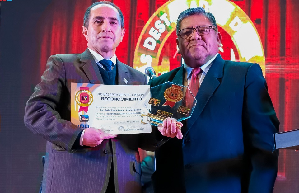 Municipalidad de Puno recibió reconocimiento en ceremonia de los más desatacados del 2024 en Puno