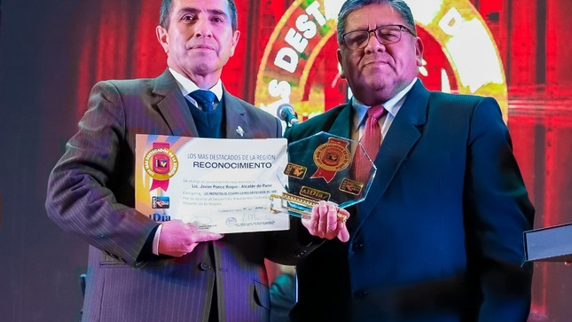 Municipalidad de Puno recibió reconocimiento en ceremonia de los más desatacados del 2024 en Puno