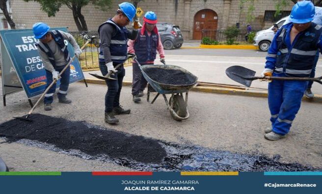 ✅La actual gestión municipal liderada por el alcalde Joaquin Ramírez, dio inicio a los trabajos de mantenimiento de 9 importantes vías de nuestra ciudad. Este trabajo forma parte del Programa Rescate de Vías que busca mejorar la transitabilidad vehicular en todo Cajamarca.
✅En esta semana los trabajos se realizarán en Av. Independencia, Av. Los Héroes, Av. Mario Urteaga, Av. El Maestro, Av. Hoyos Rubio, Av. Jr. Santa Teresa de Journet, Prolongación Revilla Pérez, Jirón Los Fresnos y Carretera a Otuzco (a la altura del ingreso al aeropuerto)