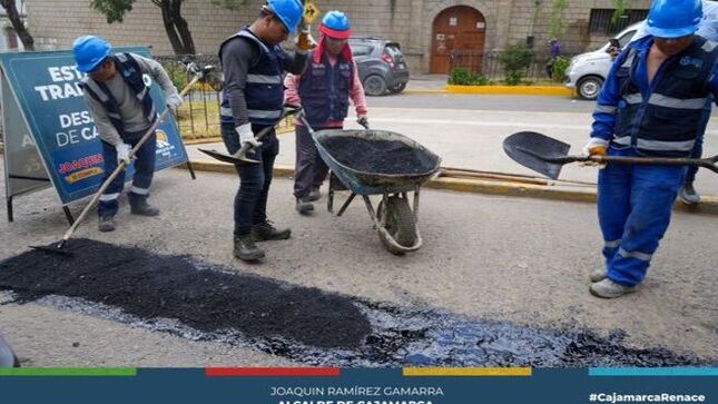 ✅La actual gestión municipal liderada por el alcalde Joaquin Ramírez, dio inicio a los trabajos de mantenimiento de 9 importantes vías de nuestra ciudad. Este trabajo forma parte del Programa Rescate de Vías que busca mejorar la transitabilidad vehicular en todo Cajamarca.
✅En esta semana los trabajos se realizarán en Av. Independencia, Av. Los Héroes, Av. Mario Urteaga, Av. El Maestro, Av. Hoyos Rubio, Av. Jr. Santa Teresa de Journet, Prolongación Revilla Pérez, Jirón Los Fresnos y Carretera a Otuzco (a la altura del ingreso al aeropuerto)