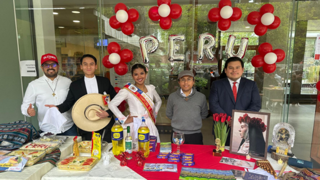 Santiago: estudiantes peruanos de la Universidad Católica de Chile promueven nuestra gastronomía en “Fiestas de las Culturas” 