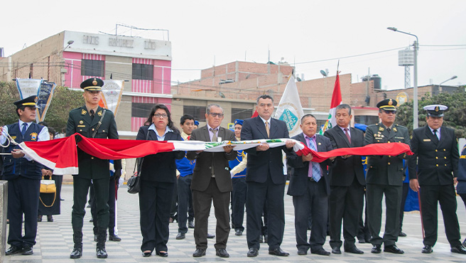 Izamiento en conmemoración por el Día de la Bandera Peruana.