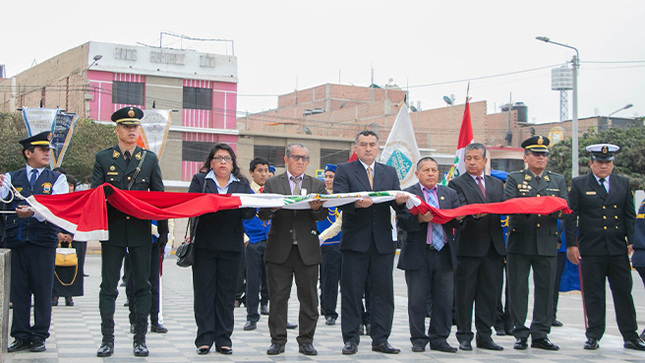 Izamiento en conmemoración por el Día de la Bandera Peruana.
