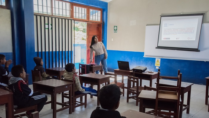 Servidores de la Unidad Ejecutora desarrollando las charlas de sensibilización.