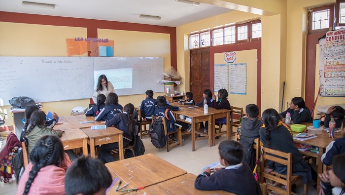 Servidores de la Unidad Ejecutora desarrollando las charlas de sensibilización.