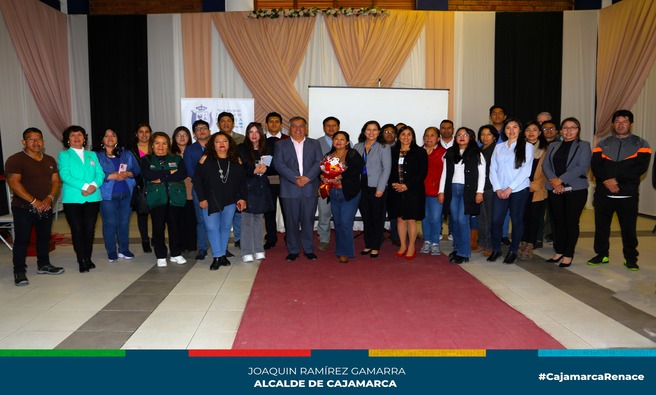 ✅La Municipalidad Provincial de Cajamarca, a través de la Gerencia de Desarrollo Ambiental, celebró esta mañana la segunda reunión de la Comisión Ambiental Municipal en las instalaciones de la Sala de Registro Civil en el Qhapaq Ñan.
📌El encuentro, de gran importancia para la gestión ambiental local, contó con la participación de la regidora Julia Guerrero Suarez, quien preside la Comisión Ambiental Municipal, así como la presencia del Ing. Pedro Injante Silva, Gerente de la GDA, el Ing. Fernando Domínguez, Liliana Lezama Oribe, Coordinadores del SLGA, y la Ing. Doris Vílchez Flores, representante de la Comisión Ambiental Regional, junto a los representantes de los 12 distritos de la provincia.
✅Entre los puntos destacados de la agenda, se presentó la Ordenanza Municipal recientemente aprobada por el Concejo Municipal. Asimismo, se expuso la Matriz de Prioridades Ambientales y Climáticas Locales, la cual será elevada al MINAM para su revisión correspondiente.
🗣En el ámbito de la gestión ambiental, se abordaron temas cruciales como las Certificaciones Ambientales, a cargo de la Ing. Anika Soto Espinoza. Además, se trató la Dispensión y Disposición Final de Residuos Sólidos de Cajamarca, a cargo del Ing. Noe Huamán Ramírez, y se ofreció una ponencia sobre el Recurso Hídrico en Cajamarca, a cargo del economista Paulo Delgado Novoa de la SUNASS.
✅Entre los acuerdos alcanzados durante la reunión, se destacó la planificación de una visita guiada a la Planta de Tratamiento de Residuos Sólidos, así como la solicitud de opinión al MINAM sobre la competencia de la MPC para otorgar certificaciones ambientales a actividades como lavaderos de vehículos y lubricentros. Además, se acordó una ponencia por parte de la empresa responsable del derrame de Ácido Clorhídrico, con el fin de conocer los planes de acción y mitigación. Se prevé también invitar a la Dirección Ejecutiva de Salud Ambiental para informar sobre la calidad del agua de consumo en Cajamarca.