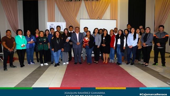 ✅La Municipalidad Provincial de Cajamarca, a través de la Gerencia de Desarrollo Ambiental, celebró esta mañana la segunda reunión de la Comisión Ambiental Municipal en las instalaciones de la Sala de Registro Civil en el Qhapaq Ñan.
📌El encuentro, de gran importancia para la gestión ambiental local, contó con la participación de la regidora Julia Guerrero Suarez, quien preside la Comisión Ambiental Municipal, así como la presencia del Ing. Pedro Injante Silva, Gerente de la GDA, el Ing. Fernando Domínguez, Liliana Lezama Oribe, Coordinadores del SLGA, y la Ing. Doris Vílchez Flores, representante de la Comisión Ambiental Regional, junto a los representantes de los 12 distritos de la provincia.
✅Entre los puntos destacados de la agenda, se presentó la Ordenanza Municipal recientemente aprobada por el Concejo Municipal. Asimismo, se expuso la Matriz de Prioridades Ambientales y Climáticas Locales, la cual será elevada al MINAM para su revisión correspondiente.
🗣En el ámbito de la gestión ambiental, se abordaron temas cruciales como las Certificaciones Ambientales, a cargo de la Ing. Anika Soto Espinoza. Además, se trató la Dispensión y Disposición Final de Residuos Sólidos de Cajamarca, a cargo del Ing. Noe Huamán Ramírez, y se ofreció una ponencia sobre el Recurso Hídrico en Cajamarca, a cargo del economista Paulo Delgado Novoa de la SUNASS.
✅Entre los acuerdos alcanzados durante la reunión, se destacó la planificación de una visita guiada a la Planta de Tratamiento de Residuos Sólidos, así como la solicitud de opinión al MINAM sobre la competencia de la MPC para otorgar certificaciones ambientales a actividades como lavaderos de vehículos y lubricentros. Además, se acordó una ponencia por parte de la empresa responsable del derrame de Ácido Clorhídrico, con el fin de conocer los planes de acción y mitigación. Se prevé también invitar a la Dirección Ejecutiva de Salud Ambiental para informar sobre la calidad del agua de consumo en Cajamarca.