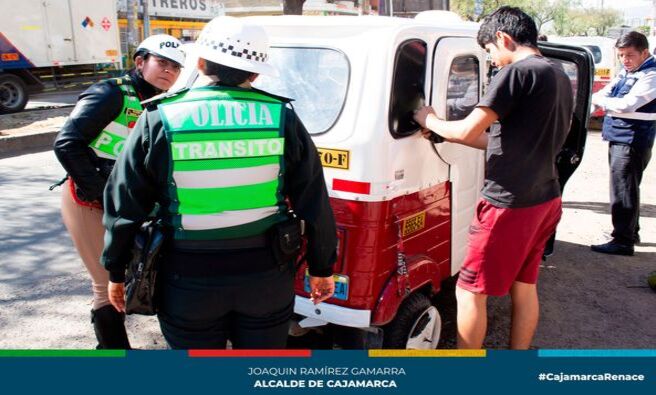 📌La Municipalidad Provincial de Cajamarca en coordinación con la Primera Fiscalía de Prevención del Delito y la Unidad de Tránsito y Seguridad Vial de la Policía Nacional, realizó un megaoperativo con la finalidad de erradicar el transporte informal y hacer respetar la zonas rígidas y prohibidas en nuestra ciudad.
✅En el operativo interinstitucional se intervino a más de 100 vehículos que brindan servicio de transporte urbano y de carga y descarga de mercancías, logrando internar en el depósito municipal mototaxis, taxis por no contar con la documentación respectiva, además vehículos que se estacionaban en zonas prohibidas y rígidas.
#CajamarcaRenace