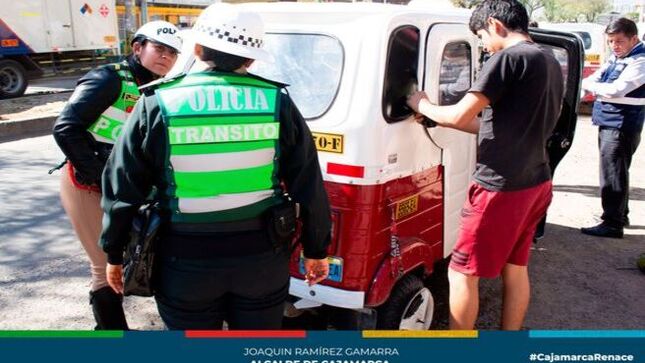 📌La Municipalidad Provincial de Cajamarca en coordinación con la Primera Fiscalía de Prevención del Delito y la Unidad de Tránsito y Seguridad Vial de la Policía Nacional, realizó un megaoperativo con la finalidad de erradicar el transporte informal y hacer respetar la zonas rígidas y prohibidas en nuestra ciudad.
✅En el operativo interinstitucional se intervino a más de 100 vehículos que brindan servicio de transporte urbano y de carga y descarga de mercancías, logrando internar en el depósito municipal mototaxis, taxis por no contar con la documentación respectiva, además vehículos que se estacionaban en zonas prohibidas  y rígidas.
#CajamarcaRenace