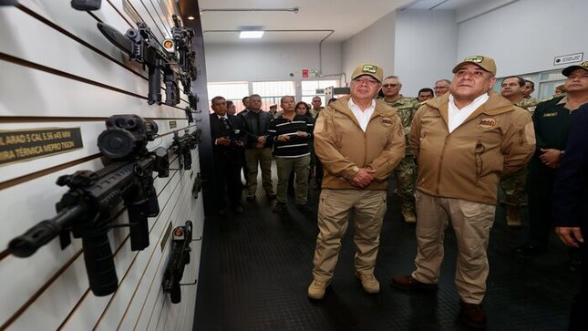 Premier y ministro de Defensa supervisaron ensamblaje de modernos fusiles en instalaciones de FAME S.A.C.