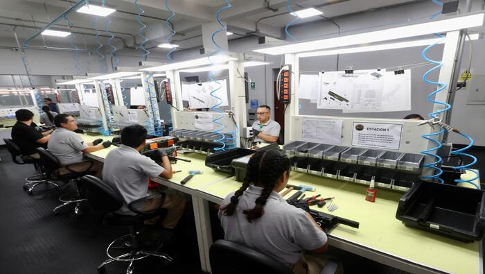 Premier y ministro de Defensa supervisaron ensamblaje de modernos fusiles en instalaciones de FAME S.A.C.