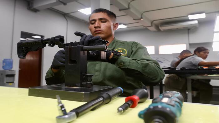 Premier y ministro de Defensa supervisaron ensamblaje de modernos fusiles en instalaciones de FAME S.A.C.