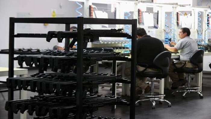 Premier y ministro de Defensa supervisaron ensamblaje de modernos fusiles en instalaciones de FAME S.A.C.