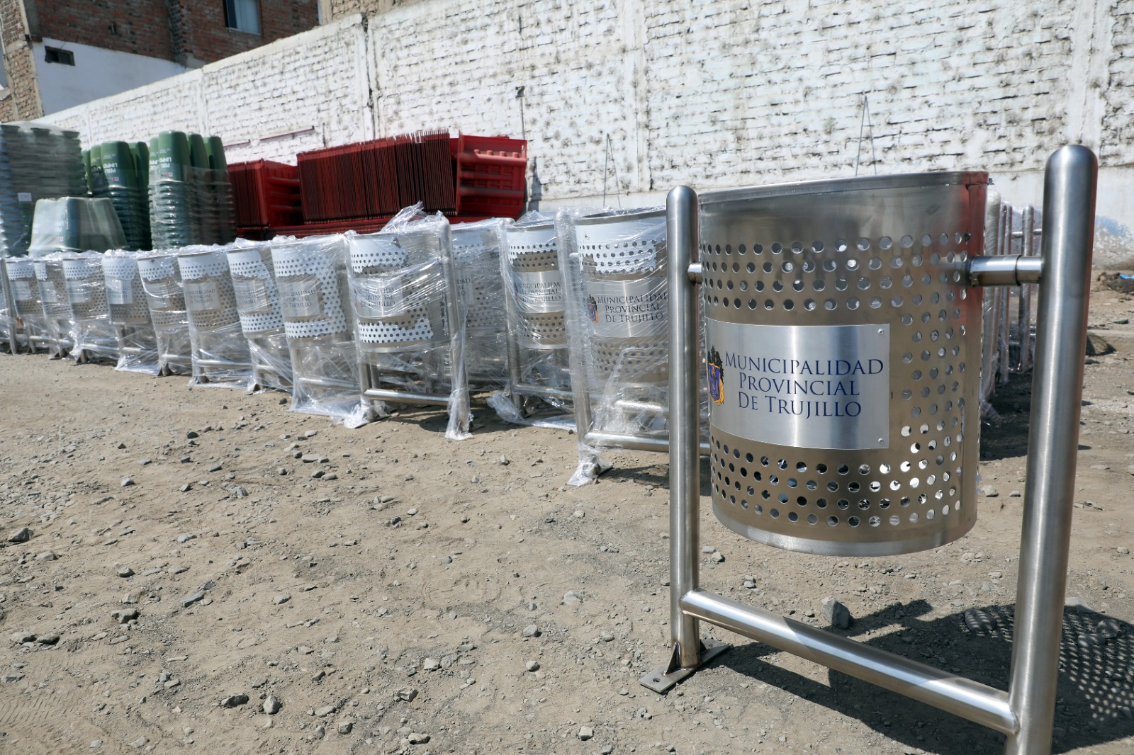 Llegan 148 papeleras de acero inoxidable para centro histórico de Trujillo