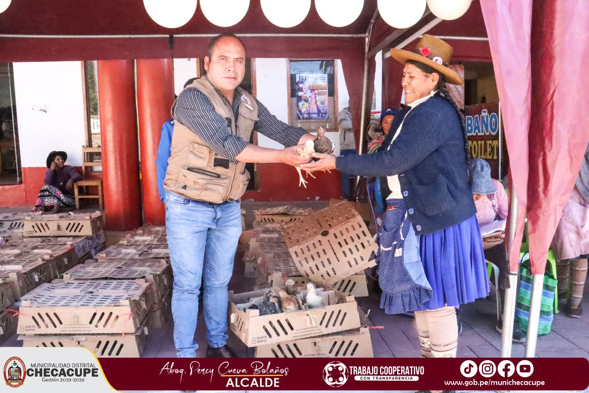 Entrega de pollos a nuestras mamitas participantes en los Comedores Populares