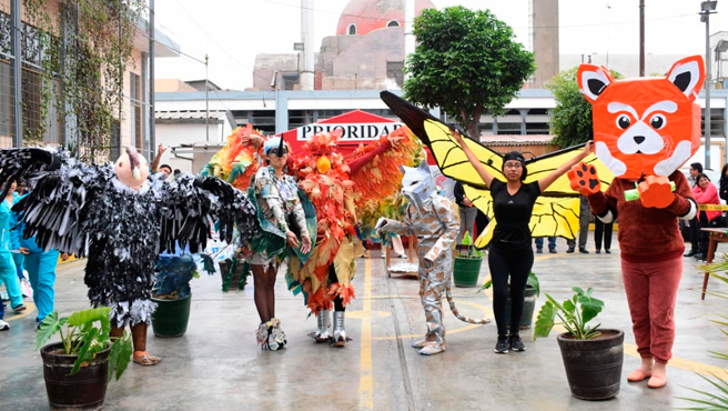 Participantes luciendo sus respectivos disfraces hechos con material reciclado