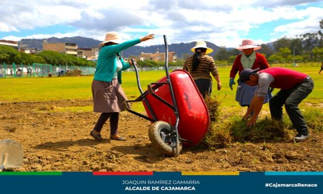 ✅La Municipalidad Provincial de Cajamarca, a través de la gerencia de Desarrollo Ambiental y en colaboración con los trabajadores del área de Parques y Jardines, llevó a cabo esta mañana una importante labor de mantenimiento en la Explanada Qhapaq Ñan.
🗣Este emblemático espacio, que recientemente fue el centro de actividades por Corpus Christi 2024, como caballos de paso, ferias itinerantes para pequeños emprendedores y más. El objetivo es mantener y embellecer este espacio con materia orgánica, específicamente tierra agrícola, así como la siembra de césped, garantizando así su adecuado mantenimiento y conservación.