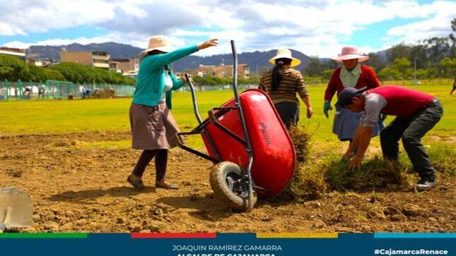 ✅La Municipalidad Provincial de Cajamarca, a través de la gerencia de Desarrollo Ambiental y en colaboración con los trabajadores del área de Parques y Jardines, llevó a cabo esta mañana una importante labor de mantenimiento en la Explanada Qhapaq Ñan.
🗣Este emblemático espacio, que recientemente fue el centro de actividades por Corpus Christi 2024, como caballos de paso, ferias itinerantes para pequeños emprendedores y más. El objetivo es mantener y embellecer este espacio con materia orgánica, específicamente tierra agrícola, así como la siembra de césped, garantizando así su adecuado mantenimiento y conservación.