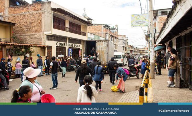 📌La Municipalidad Provincial de Cajamarca realizó un operativo conjunto para ordenar y recuperar espacios públicos invadidos por malos comerciantes en la zona de 11 de febrero y Jr. Tayabamba.
🚨Durante el operativo y por parte de la gerencia de Transporte y Seguridad Vial, se verificó el cumplimiento de la normativa vigente por parte de los conductores. En particular, se revisó que los vehículos cuenten con la tarjeta única de circulación, la revisión técnica actualizada y el Seguro Obligatorio de Accidentes de Tránsito (SOAT).
✅Las autoridades municipales destacan la importancia de estas medidas para garantizar la seguridad y el orden en nuestra ciudad, al mismo tiempo que se promueve el respeto a las leyes y se mejora la calidad de vida y la seguridad de los cajamarquinos. Se hace un llamado a la población a colaborar con estas iniciativas, recordando que el cumplimiento de las normas es fundamental para el desarrollo de una sociedad más organizada y segura.