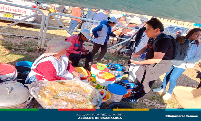 En un esfuerzo conjunto por garantizar la seguridad alimentaria y la salud pública, el área de Bromatología de la Municipalidad Provincial de Cajamarca, ha iniciado una campaña de socialización dirigida a los comerciantes ambulantes de la Plaza Pecuaria Iscoconga. La iniciativa busca prohibir la venta de alimentos dentro de las áreas destinadas a los animales, promoviendo un entorno más higiénico y seguro tanto para los consumidores como para los propios comerciantes.
El objetivo principal de esta campaña es educar a los comerciantes sobre las mejores prácticas de manejo de alimentos y la importancia de mantener una distancia segura de las áreas donde se encuentran los animales