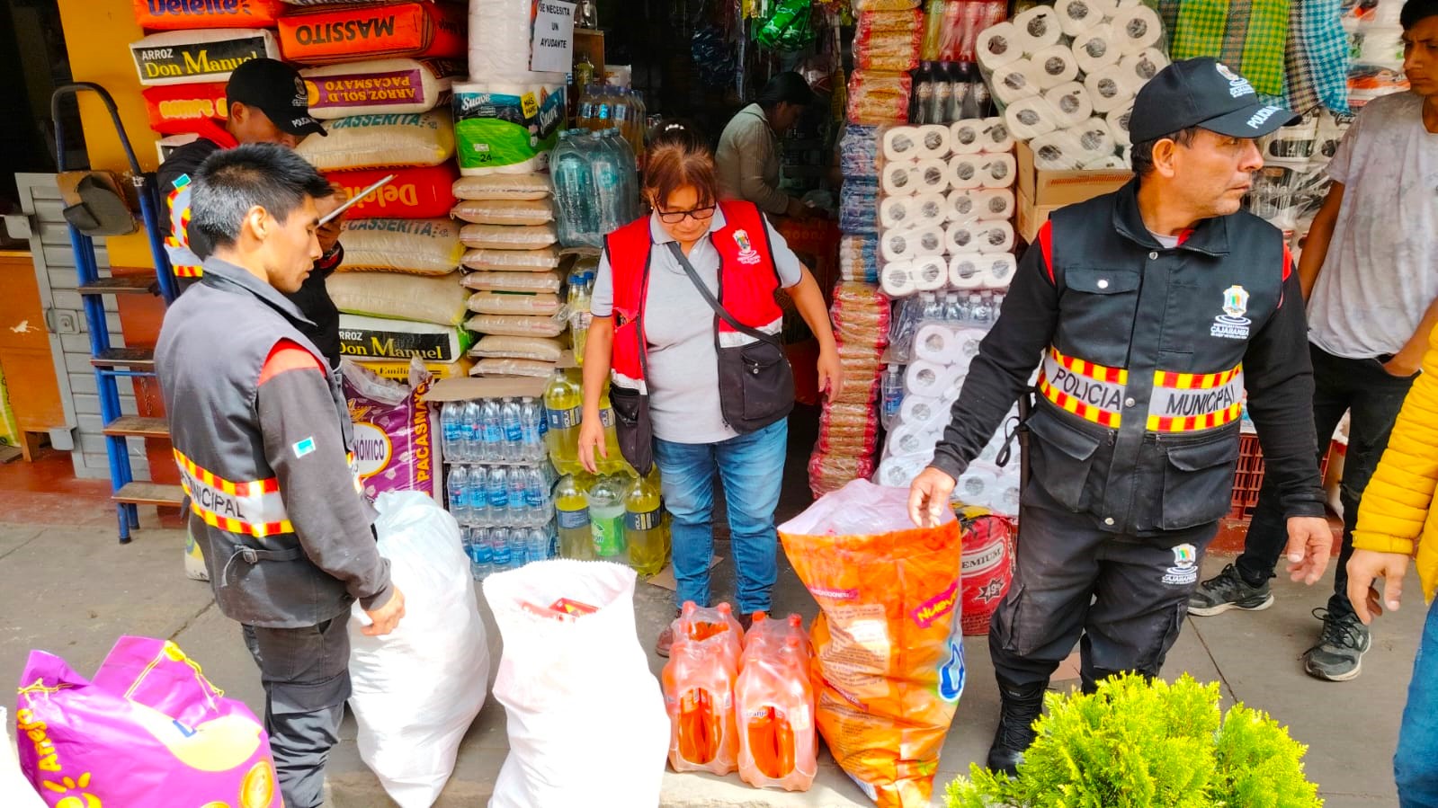 Operativo de fiscalización a locales comerciales del perímetro del Mercado Municipal