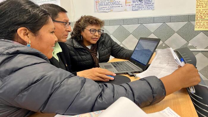 El Ministerio de Educación (Minedu) publicó la lista de 60 470 plazas disponibles para la reasignación docente 2024, proceso que ofrecerá a los maestros la oportunidad de desplazarse de una institución educativa a otra.
Las inscripciones se realizarán hasta el 10 de junio en la Unidad de Gestión Educativa Local (UGEL) a la que desean postular, y la relación de plazas se puede revisar en la página web del proceso: https://bit.ly/reasignacióndocente.
Este año, las regiones con mayor número de plazas y oportunidades de desplazamiento son Loreto (9002), Lima Metropolitana (5877), Junín (3820) y Ucayali (3387).
En esta convocatoria pueden participar docentes nombrados y directivos designados en instituciones educativas de los distintos niveles y modalidades de educación básica y técnico-productiva, y especialistas de las Direcciones Regionales de Educación (DRE) y UGEL.
Los docentes que deseen ser reasignados por las causales de unidad familiar o interés personal pueden presentar, hasta el 10 de junio, su solicitud en la mesa de partes de la UGEL o DRE a la que desean trasladarse, junto con la documentación que acredite el cumplimiento de los requisitos.
La solicitud deberá especificar la etapa (regional o interregional) en la que se postula y la causal (interés personal o unidad familiar). Solo deberán presentar el informe escalafonario los docentes que postulan a una UGEL distinta.
La evaluación de expedientes se realiza del 5 al 11 de junio. Los resultados preliminares se publicarán el próximo 13 de junio, y los resultados finales, el 20 de junio.