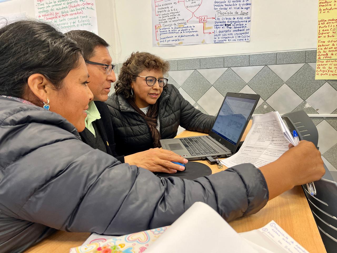 El Ministerio de Educación (Minedu) capacitó a 1424 especialistas pedagógicos de las unidades desconcentradas en el país, con la finalidad de fortalecer su desempeño para la evaluación formativa y su relación con la planificación curricular.
El ministro de Educación, Morgan Quero, señaló que esta asistencia técnica tiene el objetivo de profundizar la comprensión de las nuevas directrices sobre la evaluación formativa y su relación con la planificación curricular, así como asegurar su implementación a través de un trabajo articulado entre las regiones y el Minedu.
Anotó que las nuevas directrices buscan mejorar los procesos de evaluación de competencias de los estudiantes de Educación Básica, un tema crucial para el desarrollo educativo del país.
La capacitación de profesionales de las direcciones regionales de educación (DRE) y las unidades de gestión educativa local (UGEL) se desarrolló durante tres días en diversos escenarios de Lima Metropolitana, con la participación de 1246 especialistas en educación y 178 directivos de gestión pedagógica, entre ellos directores y jefes de línea.