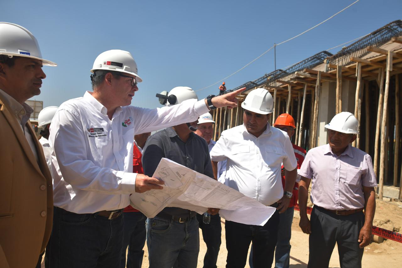 El ministro de Educación, Morgan Quero, verificó la reactivación de dos obras de construcción en instituciones educativas públicas de Piura que estaban paralizadas y que ahora, gracias a su gestión, se concluirán en los próximos meses.
Los colegios beneficiados son la I. E. 15324, ubicada en el caserío de La Piedra, y la I. E. José Carlos Mariátegui, en el centro poblado Monte Castillo, ambas en Catacaos.
Fue durante la visita de trabajo que realizó a esta región y en la que supervisó diversos locales educativos para conocer sus problemas y adoptar medidas inmediatas para solucionarlos.
El titular del Ministerio de Educación (Minedu) explicó que los trabajos en la I. E. 15324 se reanudaron esta semana después de que su despacho realizó las gestiones correspondientes para proveer de los recursos necesarios para culminar la obra.
“El pasado 19 de abril estuve aquí en Catacaos y escuché el clamor de los padres de familia y docentes que demandaban que se reanuden los trabajos. Yo les prometí regresar antes de que concluya mayo con una solución a este problema y eso es lo que hoy hacemos por encargo de la presidente constitucional de la república, Dina Boluarte Zegarra”, precisó.
El ministro de Educación también supervisó la situación de la I. E. José Carlos Mariátegui, en el centro poblado de Monte Castillo. Allí explicó a la comunidad educativa que se ha empezado a elaborar el expediente técnico para la ejecución del saldo de obra y estimó que este proceso debe tomar 45 días.
Asimismo, precisó que el Minedu ha transferido a Piura más de 154 millones de soles para inversiones en el sector Educación, en beneficio de una población estudiantil superior a los 500 000 estudiantes de educación básica regular e institutos tecnológicos y pedagógicos de la región.
Luego, el ministro Morgan Quero, acompañado por el gobernador regional de Piura, Luis Neyra, entregó mobiliario y material educativo a la I. E. 364, en Catacaos, y a la I. E. José Abelardo Quiñones, en el distrito de Castilla.
Por la tarde, el titular de Educación continuará su agenda en el Colegio de Alto Rendimiento, COAR Piura, donde sostendrá reuniones de trabajo con alcaldes de la provincia de Sullana y dirigentes de los gremios magisteriales. Posteriormente, se reunirá con el rector de la Universidad Nacional de Piura, Santos Montaño, y luego participará en un conversatorio con los estudiantes de la Universidad Privada de Piura.
Mañana, el ministro Morgan Quero se reunirá con empresarios en la Cámara de Comercio de Piura y participará en el Simulacro Nacional Multipeligro que se organiza para conmemorar el Día de la Solidaridad y Reflexión en la Prevención de Desastres.