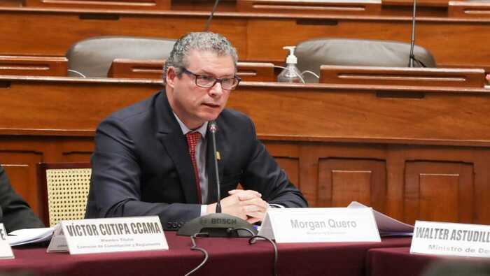 El ministro de Educación, Morgan Quero, sustentó ante la Comisión de Constitución y Reglamento del Congreso los tres aspectos de su sector que requieren una modificación legal con carácter urgente y que integran el pedido de facultades legislativas del Ejecutivo.
El ministro Quero explicó que estos requerimientos tienen que ver con el licenciamiento de institutos y escuelas de educación superior; el saneamiento físico legal de los terrenos donde funcionan colegios, y el marco regulatorio del sistema deportivo nacional en materia de dopaje.
Al respecto, sostuvo que se requiere la modificación de la ley para agilizar el procedimiento de licenciamiento de institutos y escuelas de educación superior e incorporar la etapa de evaluación de requisitos de admisibilidad como paso previo a la etapa de evaluación integral, lo cual beneficiará a 62 100 estudiantes.
Anotó que también es necesario regular el periodo de duración de cada etapa del procedimiento y modificar el plazo para obtener el licenciamiento de 120 a 200 días hábiles.
Al referirse al tema del saneamiento físico legal, afirmó que el país necesita un marco legal más eficiente y de menor costo para formalizar los terrenos donde se levantan 26 000 colegios y facilitar el procedimiento de inscripción de ellos, así como el reconocimiento de derechos reales a favor del Ministerio de Educación.
Asimismo, señaló que se requiere modificar el marco normativo para fortalecer el marco regulatorio del Sistema Deportivo Nacional en materia antidopaje, lo que implica eliminar la actual Comisión Nacional Antidopaje y realizar una adecuación de acuerdo a los estándares del Código Mundial Antidopaje.
Esta adecuación a la regulación internacional permitirá que el país sea sede de campeonatos y eventos deportivos regionales, continentales y mundiales, indicó.
Al concluir la sustentación del pedido de facultades legislativas para su sector, el ministro Quero dijo que ninguno de estos cambios generará egresos al erario.
En la sesión de la Comisión de Constitución y Reglamento participó el gabinete ministerial en pleno encabezado por el primer ministro Gustavo Adrianzén.