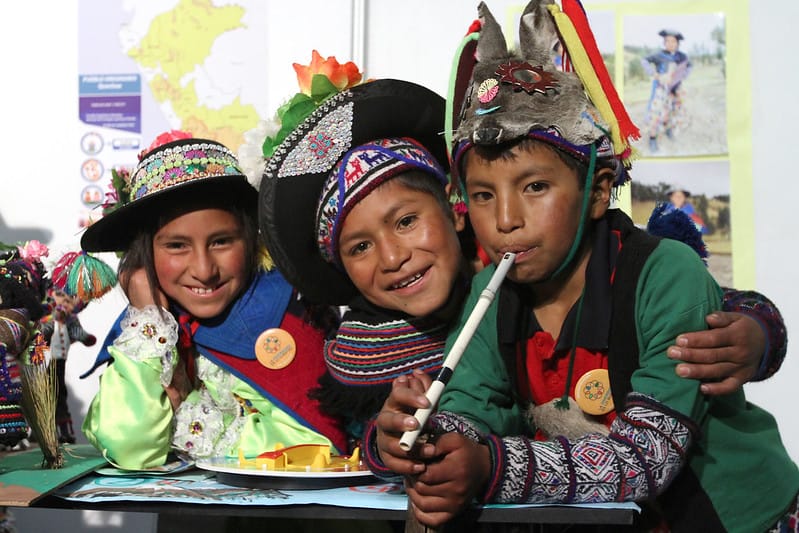 En el Perú, 1 240 000 estudiantes, que representan el 20 % del total de la población escolar, son atendidos con el modelo de servicio de educación intercultural bilingüe, implementando por la Dirección de Educación Intercultural Bilingüe del Ministerio de Educación (Minedu).
El Ministro de Educación, Morgan Quero, indicó que en el país hay 48 lenguas indígenas u originarias y todas tienen sus alfabetos oficiales, trabajados de manera conjunta por especialistas del Minedu con los hablantes de cada lengua originaria.
Señaló que este año, el Minedu distribuyó cerca de 400 títulos, entre textos y materiales diversos en 43 lenguas originarias, entre ellas quechua, aimara, achuar, ashaninka, awajún, bora, matsigenka, nomatsigenga, shawi y shipibo-konibo.
Asimismo, sostuvo que las lenguas originarias constituyen un legado que debemos respetar y valorar, y que esta diversidad lingüística es una gran riqueza cultural. “Debemos preservar, transmitir, difundir y utilizar nuestras lenguas originarias para fortalecer la diversidad cultural que existe en el país”, anotó.
Mañana, lunes 27 de mayo, el Minedu conmemorará el Día de las Lenguas Originarias con diversas actividades.