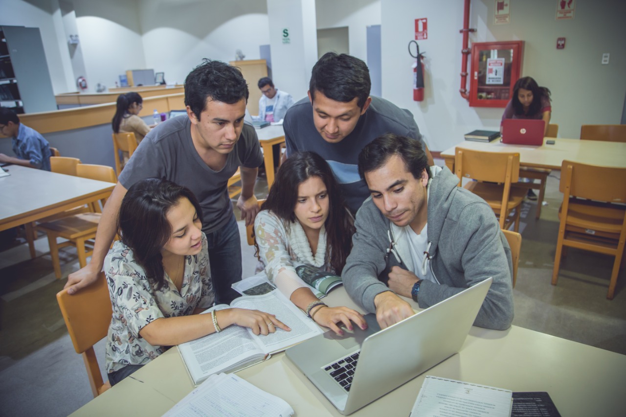 El Ministerio de Educación (Minedu) puso a disposición de los profesionales del país 150 becas integrales de posgrado que les permitirá estudiar en una de las mejores universidades del mundo. Se trata de la Beca Generación del Bicentenario 2024.
A través del Programa de Becas y Crédito Educativo (Pronabec), el Minedu anunció que la convocatoria concluirá el próximo 1 de julio y que profesionales con insuficientes recursos económicos podrán postular a 135 becas para estudios de maestrías y 15 para doctorados.
El ministro de Educación, Morgan Quero, indicó que para postular se debe contar, entre otros requisitos, con la carta de aceptación definitiva de una institución de educación superior ubicada entre las 400 primeras del mundo, tener nacionalidad peruana y pertenecer como mínimo al tercio superior o equivalente.
Agregó que la postulación es virtual y gratuita, a través de www.pronabec.gob.pe/beca-generacion-bicentenario/, y entre los beneficios que obtendrán los ganadores se considera la cobertura de todos sus gastos académicos y de manutención. La beca también incluye la matrícula y pensión de estudios, los gastos administrativos para la obtención del grado respectivo, alojamiento, alimentación, entre otros.
Pronabec ya ha entregado alrededor de 233 000 becas que han transformado vidas de peruanos. Algunas de estas experiencias han sido recopiladas en el libro Testimonios del poder de la educación, 16 historias que inspiran, que será presentado esta tarde en el Museo de Arte de Lima.