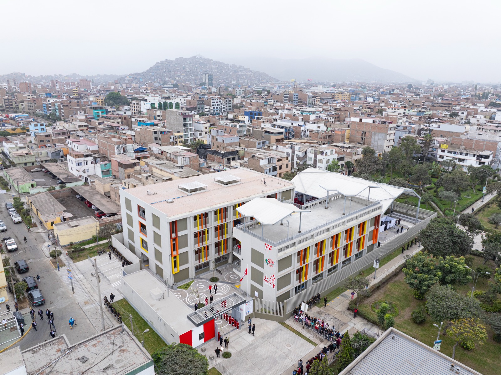 Las Escuelas Bicentenario, además de ser una infraestructura nueva, también representan un cambio en el modelo pedagógico, pues contribuyen a fortalecer la educación para el trabajo y el aprendizaje participativo y colaborativo, con el fin de dotar a los estudiantes de las herramientas apropiadas para que se desenvuelvan en la sociedad del conocimiento.
Así lo señaló el ministro de Educación, Morgan Quero, durante la entrega de la Escuela Bicentenario San Juan Macías, en el distrito de San Luis, la sétima de un total de 75 que construirá el gobierno en 9 regiones y 21 distritos de Lima Metropolitana.
La moderna infraestructura educativa, inaugurada en una ceremonia que contó con la participación de la presidenta Dina Boluarte, atenderá a 1500 alumnos de primaria y secundaria, y ha sido terminada con una inversión de 77 millones de soles.
Tiene 23 aulas, de las cuales, 4 son aulas de innovación con laptops, ecran y pantalla interactiva, así como 4 talleres creativos y de arte, 2 bibliotecas, 1 laboratorio de ciencia y tecnología, 2 salas de usos múltiples y 2 losas multiusos.
“Con las aulas flexibles, estamos innovando, porque esto no existía antes. Lo que existía era la educación tradicional, con un pupitre detrás de otro y frente al profesor. Acá, todos participan y cada uno aporta al grupo, y eso implica un trabajo en equipo que es parte del nuevo modelo pedagógico de la sociedad del conocimiento”, indicó.
El ministro Morgan Quero señaló que la novedosa infraestructura de las Escuelas Bicentenario permitirá implementar la propuesta pedagógica de aulas flexibles, con espacios educativos versátiles, diseñados para adaptarse a diferentes métodos de enseñanza y aprendizaje, con mobiliario y equipamiento móvil y regulable, para tener un entorno educativo dinámico e inclusivo.
Asimismo, indicó que 64 Escuelas Bicentenario contarán con ambientes de formación para el trabajo con el fin de que los estudiantes puedan desarrollar habilidades prácticas, adquirir experiencia técnica y estar mejor preparados para ingresar al mercado laboral o continuar con estudios especializados.
Escuelas Bicentenario es un Proyecto Especial de Inversión Pública y renovará la infraestructura educativa de 75 escuelas de Lima Metropolitana y 9 regiones del país, con una inversión de 5915 millones de soles que beneficiará a más de 118 000 estudiantes.
En Lima Metropolitana, estarán ubicadas en Cercado de Lima, Chorrillos, La Molina, La Victoria, San Luis, Santa Anita, San Juan de Miraflores, Santiago de Surco y Rímac. Hasta la fecha, el Ministerio de Educación ya ha inaugurado 6 de estos nuevos locales educativos, y entre junio y julio entregará un total de 11.
Las 6 Escuelas Bicentenario inauguradas anteriormente están en Los Olivos, Comas, El Agustino, Lima Cercado, La Molina y Chorrillos, fueron edificadas con una inversión de S/ 352 millones y acogen a 7900 estudiantes.
En la segunda mitad del año, el Minedu entregará 16 Escuelas Bicentenario en Ate, Los Olivos, Lurigancho-Chosica, Comas, Carabayllo, Independencia, Puente Piedra y San Martín de Porres, que albergarán a más de 25,500 estudiantes.
