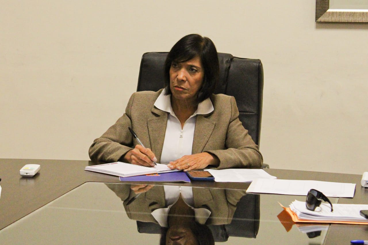 alcaldesa en reunión