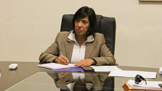 alcaldesa en reunión