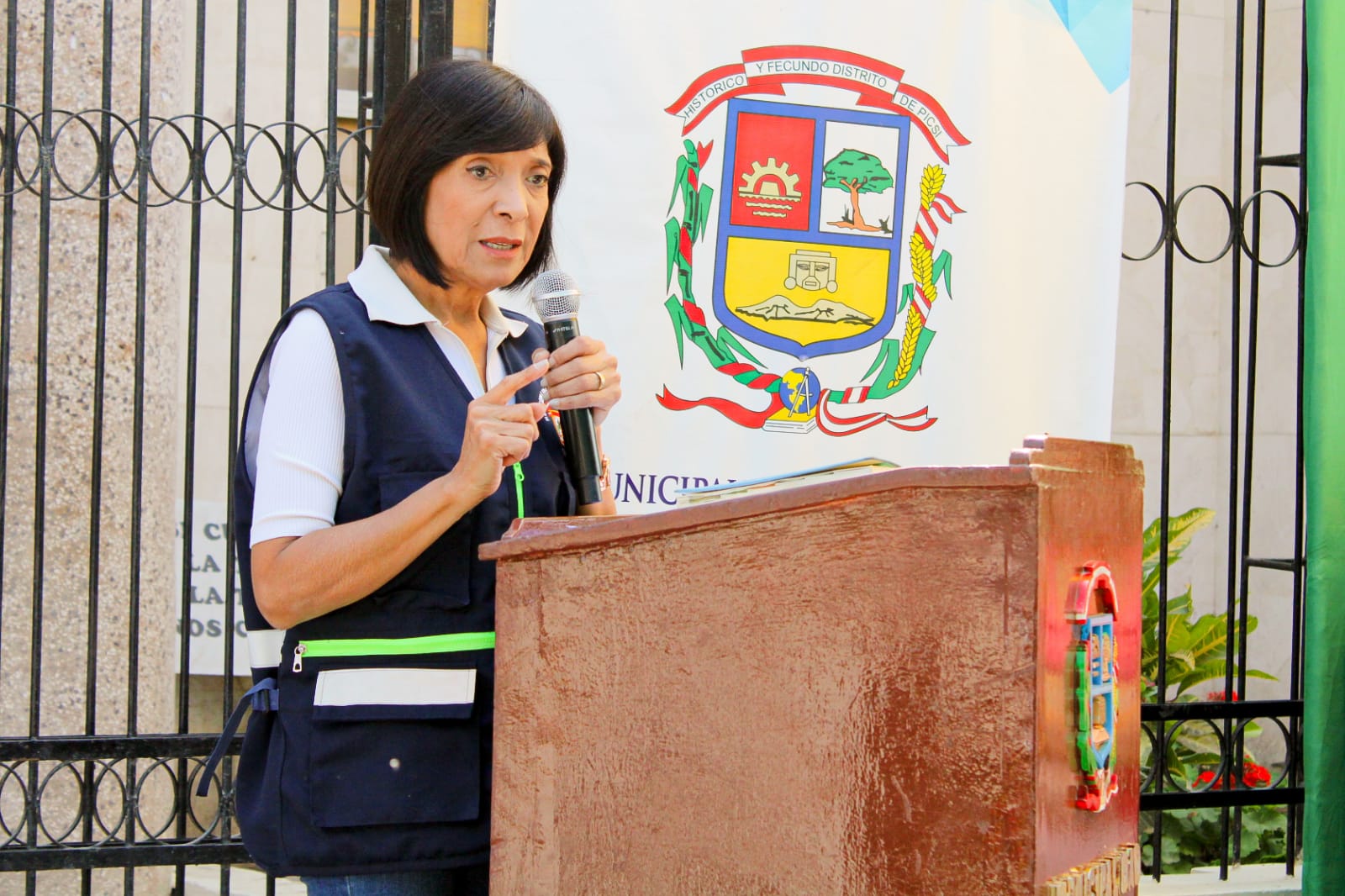 alcaldesa habla en entrega de títulos en Picsi