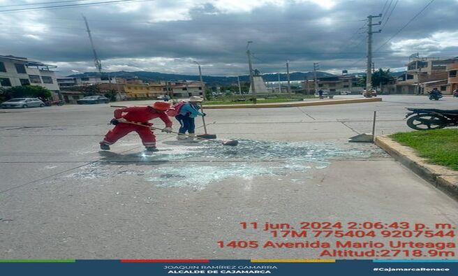 ✅En respuesta a una situación de riesgo en nuestra ciudad, la Municipalidad Provincial de Cajamarca ha tomado medidas rápidas y efectivas. Tras conocer que en la Av. Mario Urteaga se encontraba una gran cantidad de vidrios en la pista, nuestro personal de la subgerencia de Gestión Integral de Residuos Sólidos procedió a realizar la limpieza total de estos residuos. Estos vidrios representaban un peligro significativo tanto para vehículos como para transeúntes en la zona.
✅Este esfuerzo reafirma nuestro compromiso con la seguridad y el bienestar de nuestros ciudadanos. Sin embargo, necesitamos la colaboración de todos. Invocamos a los vecinos a ser responsables y evitar arrojar artículos que puedan causar daño o perjuicio.