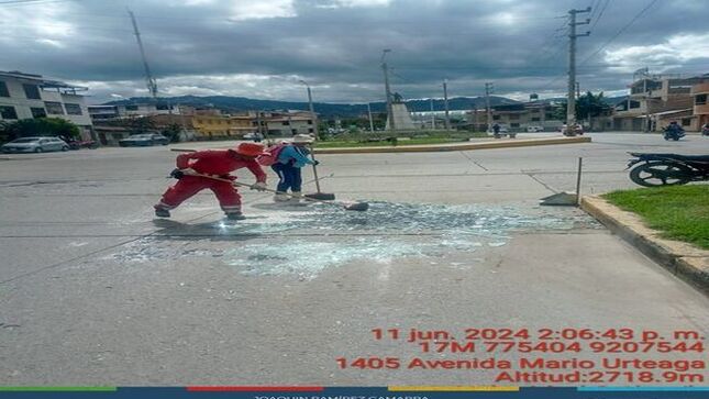 ✅En respuesta a una situación de riesgo en nuestra ciudad, la Municipalidad Provincial de Cajamarca ha tomado medidas rápidas y efectivas. Tras conocer que en la Av. Mario Urteaga se encontraba una gran cantidad de vidrios en la pista, nuestro personal de la subgerencia de Gestión Integral de Residuos Sólidos procedió a realizar la limpieza total de estos residuos. Estos vidrios representaban un peligro significativo tanto para vehículos como para transeúntes en la zona.
✅Este esfuerzo reafirma nuestro compromiso con la seguridad y el bienestar de nuestros ciudadanos. Sin embargo, necesitamos la colaboración de todos. Invocamos a los vecinos a ser responsables y evitar arrojar artículos que puedan causar daño o perjuicio.